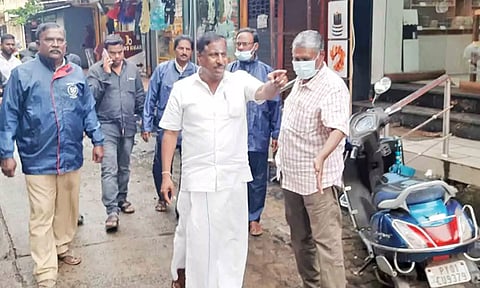 வாய்க்கால் அடைப்பு ஏற்பட்டு சாலைகளில் மழைநீர் வழிந்தோடியதை&nbsp; நேரு எம்.எல்.ஏ. பார்வையிட்ட காட்சி.&nbsp;
