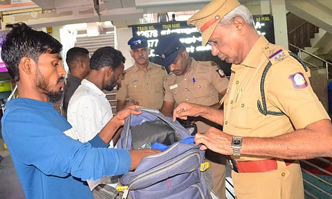 கோவை ரெயில் நிலையத்தில் பயணிகளின் உடைமைகளை போலீசார் சோதனை செய்த காட்சி.