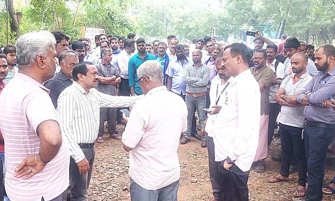 3 நாட்கள் மின்தடையால் கிராம மக்கள் மறியல்