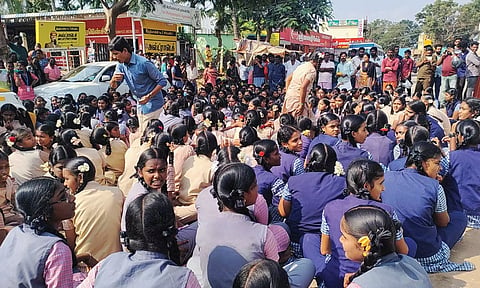 போக்சோ வழக்கில் கைதான உடற்கல்வி ஆசிரியருக்கு ஆதரவாக கோவை-சிறுவாணி சாலையில் போராட்டத்தில் ஈடுபட்ட மாணவ, மாணவிகளை காணலாம்