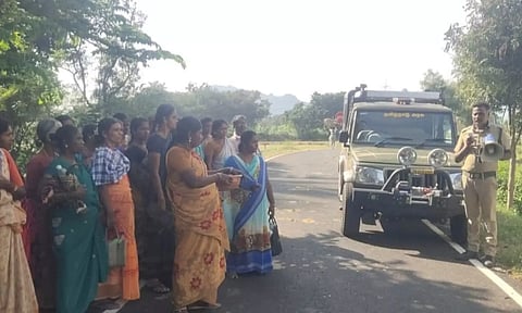 வனத்துறையினர் பொதுமக்களுக்கு விழிப்புணர்வு ஏற்படுத்திய காட்சி.&nbsp;