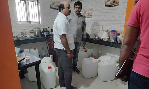 வீட்டில் செயல்பட்ட போலி மதுபான ஆலை