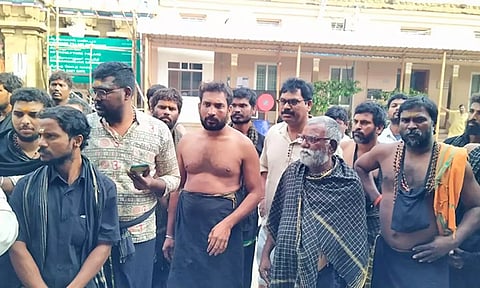 புகார் கொடுக்க வந்த ஆந்திர ஐயப்ப பக்தர்கள்.&nbsp;