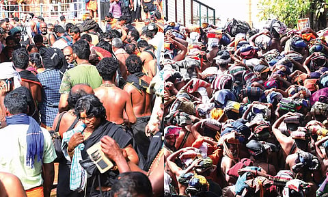 மாளிகைபுரம் கோவிலில் காணப்பட்ட பக்தர்கள் கூட்டம் -  பதினெட்டாம்படி ஏறுவதற்காக இருமுடியுடன் காத்திருந்த பக்தர்கள்