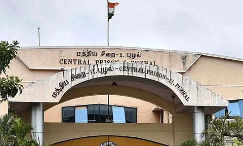 புழல் ஜெயிலில் இருந்து பெண் கைதி தப்பி ஓட்டம்- சிறை பெண் காவலர்கள் 2 பேர் 'சஸ்பெண்டு'