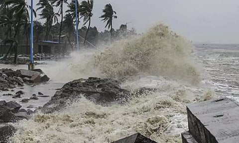 ஆளும் கட்சிக்கு ராஜயோகம்... 16 புயல்கள்  உருவாகும் அபாயம்... குரோதி ஆண்டு ஆற்காடு பஞ்சாங்கத்தில் கணிப்பு