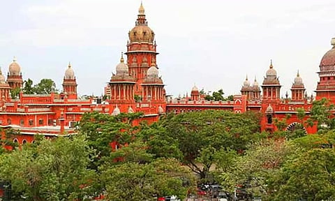 பணபலம் உள்ளவர்களுக்கு தான் அரசு அதிகாரிகள் வேலை செய்கிறார்கள்- ஐகோர்ட்டு வேதனை
