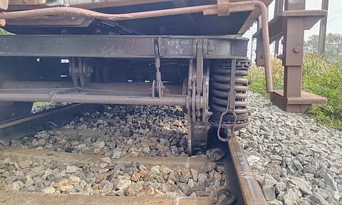 தடம் புரண்ட சரக்கு ரெயில் பெட்டிகள்.