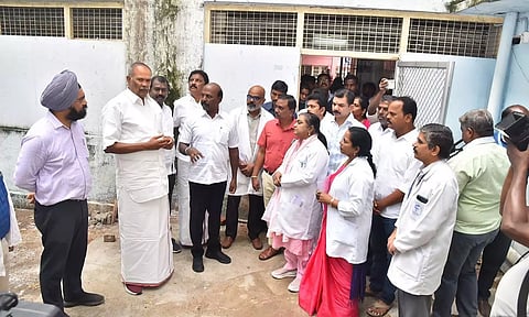 நெல்லை அரசு மருத்துவமனையில் அமைச்சர் மா.சுப்பிரமணியன் ஆய்வு செய்த போது எடுத்தபடம்.&nbsp;