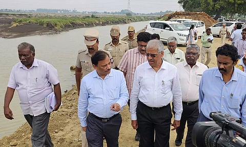 உடைப்பு ஏற்பட்ட கோரம்பள்ளம் குளத்தை தலைமை செயலாளர் சிவ்தாஸ் மீனா ஆய்வு செய்த காட்சி.