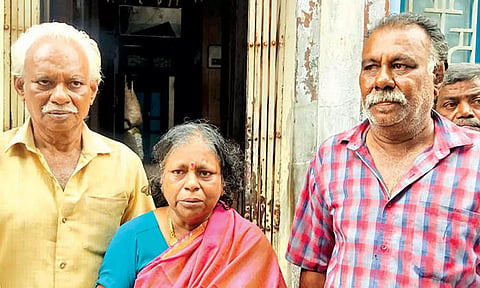 விஜயகாந்தின் சகோதரர்கள் செல்வராஜ், பால்ராஜ், சகோதரி சித்ரா.