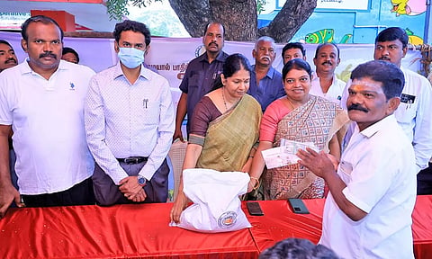 வெள்ள நிவாரண நிதி வினியோகம் தொடங்கியது