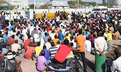 எண்ணூர் தொழிற்சாலையில் வாயு கசிவு: போராட்டத்தில் ஈடுபட்ட மீனவர்கள் மீது வழக்குப்பதிவு