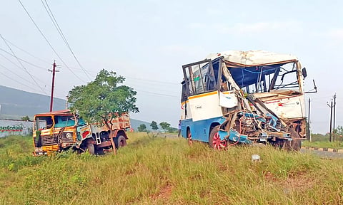 டிப்பர் லாரி-வேன் நேருக்கு நேர் மோதல்: குழந்தை உட்பட 2 பெண்கள் பலி