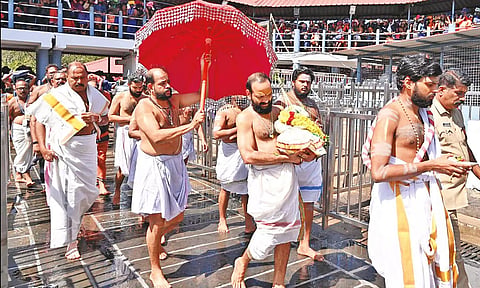 சபரிமலையில் களபாபிஷேக ஊர்வலம்