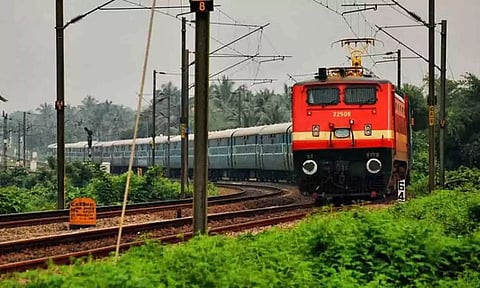 முத்துக்கவுண்டன்பாளையம் ஊராட்சிக்கு ரூ.2 ஆயிரம் அபராதம் விதிப்பு- ரெயில்வே போலீசார்