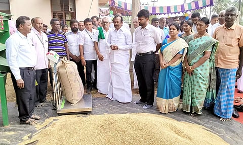 நசியனூரில் நேரடி நெல் கொள்முதல் நிலையத்தை அமைச்சர் முத்துசாமி திறந்து வைத்து பார்வையிட்டபோது எடுத்த படம்.&nbsp;