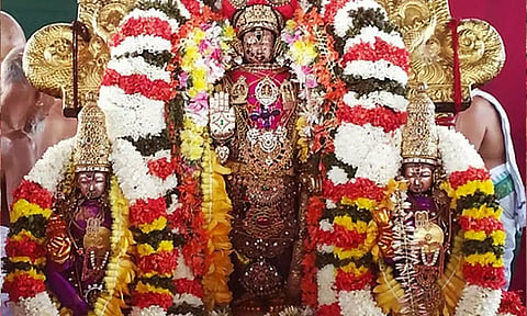 சலவை தொழிலாளிக்கு மாலை மரியாதை