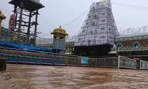 திருப்பதியில் மழை - கடும் குளிரால் பக்தர்கள் அவதி