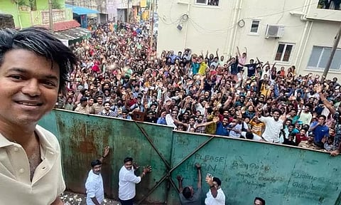 இது என்னப்பா புது கெட்டப்பா இருக்கு..? மாஸ் என்ட்ரி கொடுத்த விஜய்