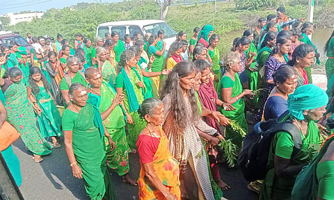 திருச்செந்தூர் சுப்பிரமணிய சுவாமி கோவிலில் குவியும் பக்தர்கள்