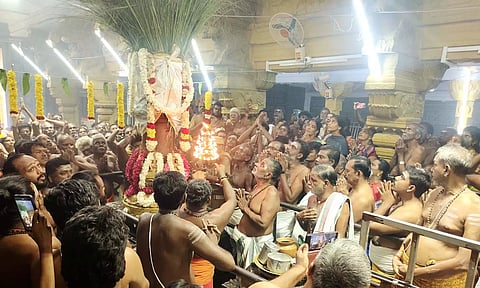 உவரி கோவிலில் தைப்பூசத் திருவிழா கொடியேற்றம் இன்று நடைபெற்றது. தொடர்ந்து கொடிமரத்திற்கு தீபாராதனை காட்டியபோது எடுத்த படம்