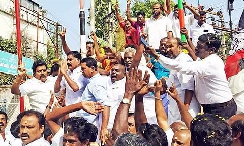 அ.தி.மு.க. கொடியேற்றிய ஓ.பி.எஸ். நிர்வாகிகளுடன் கைகலப்பு... எம்.ஜி.ஆர். பிறந்த நாள் விழாவில் மோதல்