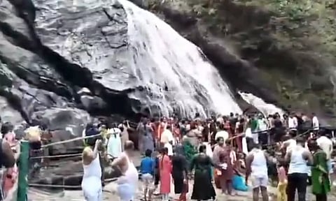 தொடர் விடுமுறையையொட்டி கவியருவிக்கு 5 நாளில் 16 ஆயிரம் பேர் வருகை