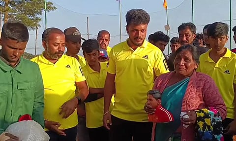 விபத்தில் உயிரிழந்த கால்பந்து வீரருக்கு உருவச்சிலை - தாயிடம் வழங்கி நண்பர்கள் நெகிழ்ச்சி