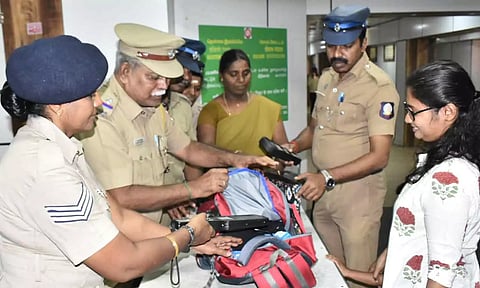 நாளை குடியரசு தின விழா: ஈரோடு ரெயில் நிலையத்தில் பயணிகள் உடமை தீவிர சோதனை