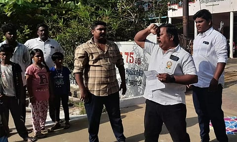 குடியரசு தினவிழா- பவானி நகராட்சி துணைத்தலைவர் திடீர் ஆர்ப்பாட்டம்