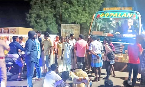 ஸ்ரீவைகுண்டத்தில் ஊருக்குள் வராத தனியார் பஸ் சிறைபிடிப்பு- பொதுமக்கள் போராட்டம்