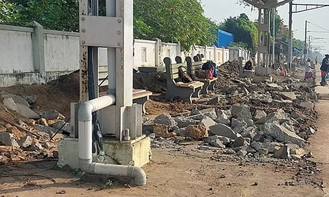 ரெயில் நிலைய நடைமேடையில் பெயர்ந்து கிடக்கும் கற்களால் பயணிகள் அவதி