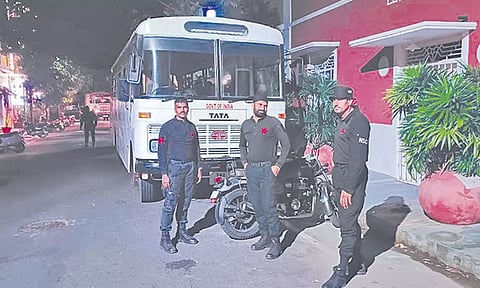 புதுச்சேரி ஒயிட் டவுண் பகுதியில் மத்திய பாதுகாப்பு படை பயங்கரவாதிகள் தடுப்பு ஒத்திகையில் ஈடுபட்ட காட்சி.