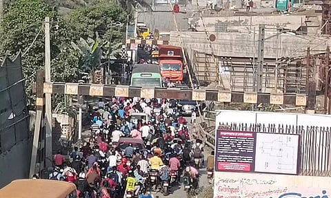 கண்டமங்கலம் ரெயில்வே கேட் தடுப்பு கட்டையில் சிக்கிய கண்டெய்னர் லாரி