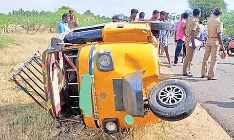 சாலையோரம் கவிழ்ந்து கிடக்கும் ஆட்டோ.