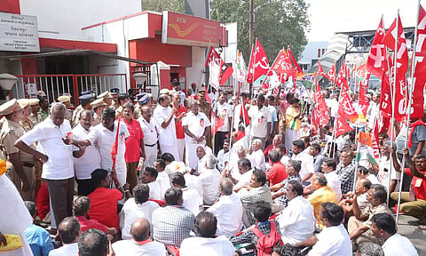 கோரிக்கைகளை வலியுறுத்தி திருப்பூரில் தொழிற்சங்கத்தினர் சாலை மறியல்-  500க்கும் மேற்பட்டோர் கைது