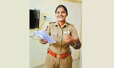 போதைப்பொருளுக்கு எதிராக பெண் போலீஸ் தானே எழுதி பாடிய  வீடியோ வைரல்