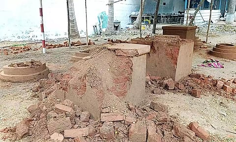 கும்பாபிஷேகம் நடைபெற உள்ள நிலையில் விநாயகர் கோவிலில் யாகசாலைகள் இடிப்பு-  மர்ம நபர்களுக்கு வலைவீச்சு