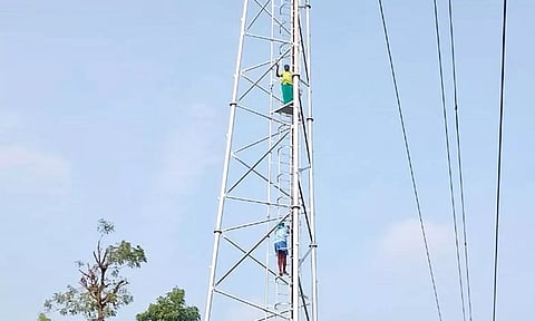 அரியலூர் அருகே செல்போன் டவரில் ஏறி விவசாயிகள் போராட்டம்