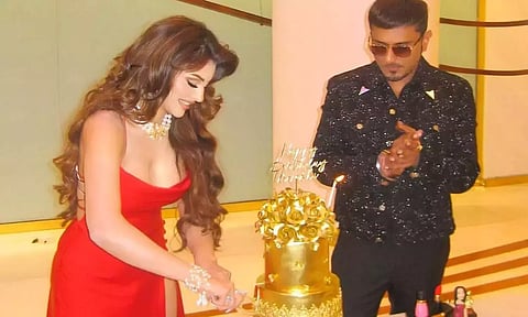 3 கோடி மதிப்புள்ள கேக்கை வெட்டி பிறந்தநாள் கொண்டாடிய பாலிவுட் நடிகை ஊர்வசி