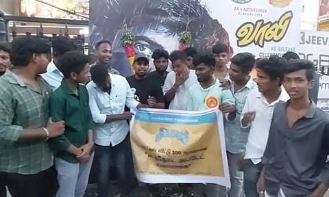 விடாமுயற்சி அப்டேட் என்னாச்சு.? புதுச்சேரியில் நடிகர் அஜித் பேனருடன் திரண்ட ரசிகர்கள்