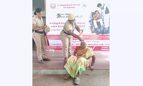 சின்னம்மாள் தீக்குளிக்க முயன்றதையும் போலீசார் தடுத்து நிறுத்தியதையும் காணலாம்.