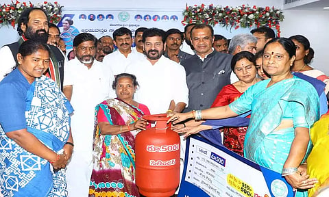 தெலுங்கானா: ரூ.500  சிலிண்டர் திட்டத்தை தொடங்கி வைத்தார் முதலமைச்சர் ரேவந்த் ரெட்டி