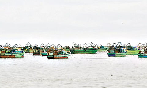 ராமேசுவரத்தில் பலத்த சூறைக்காற்று: மீனவர்கள் கடலுக்கு செல்ல தடை