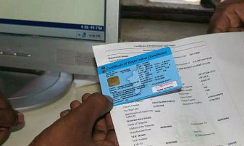 லைசென்சை புதுப்பிக்க அலைக்கழிப்பு - 15 நாட்களுக்கு மேல் காத்திருப்பதாக ஆதங்கம்