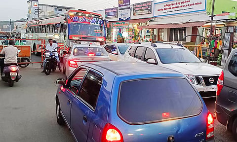 சென்னிமலை நகரில் கடும் போக்குவரத்து நெரிசல்