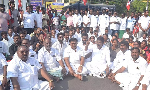 புதுச்சேரியில் அ.தி.மு.க.வினர் மறியல்- 150 பேர் கைது