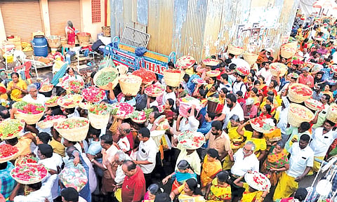 சமயபுரம் மாரியம்மன் கோவிலில் பூச்சொரிதல் விழா