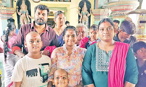 தஞ்சை புன்னைநல்லூர் மாரியம்மன் கோவிலில் நடிகர் நரேன் சாமி தரிசனம்
